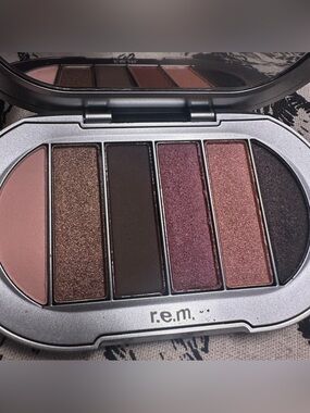 r.e.m. beauty MIDNIGHT SHADOWS EYESHADOW PALETTE in “SMITTEN KITTEN” - BRAND NEW